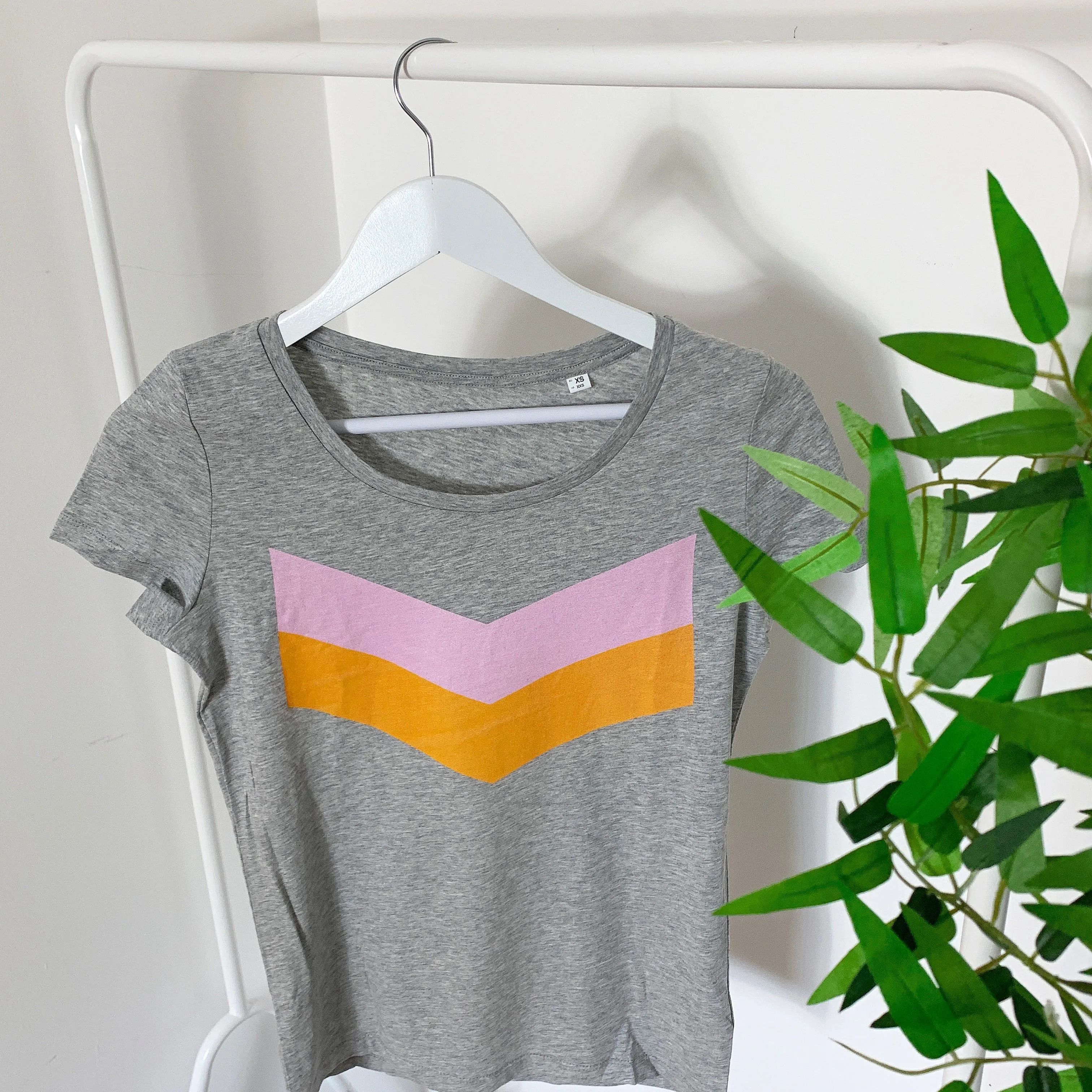 Pink & orange chevron on grey tee